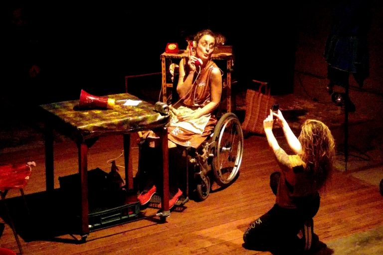 Crítica: JAMÁS ME LEVANTÓ LA MANO, consanguínea oposición