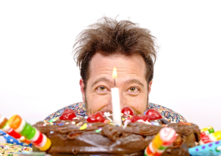 Crítica: ME GUSTA TODO El primer unipersonal con dos actores