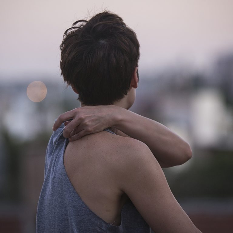 CINE: Reseña de «INSTRUCCIONES PARA FLOTAR UN MUERTO» El breve espacio en que no estás