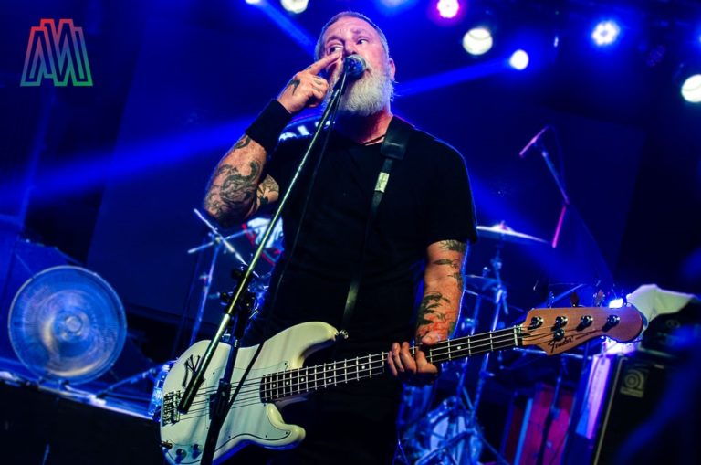 CJ RAMONE EN EL TEATRITO: FUERZA PARA AGUANTAR