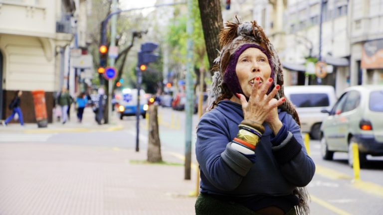 CINE: Crítica de “MARTA SHOW” La calle como bálsamo de la jocosidad.