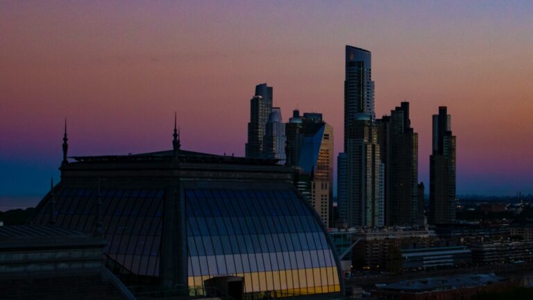 PISO 15 SKY BAR: Puros, música y tragos desde la mejor vista.