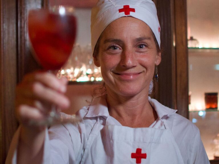 Salidas: FARMACIA LEZAMA, un bistró distinto en San Telmo